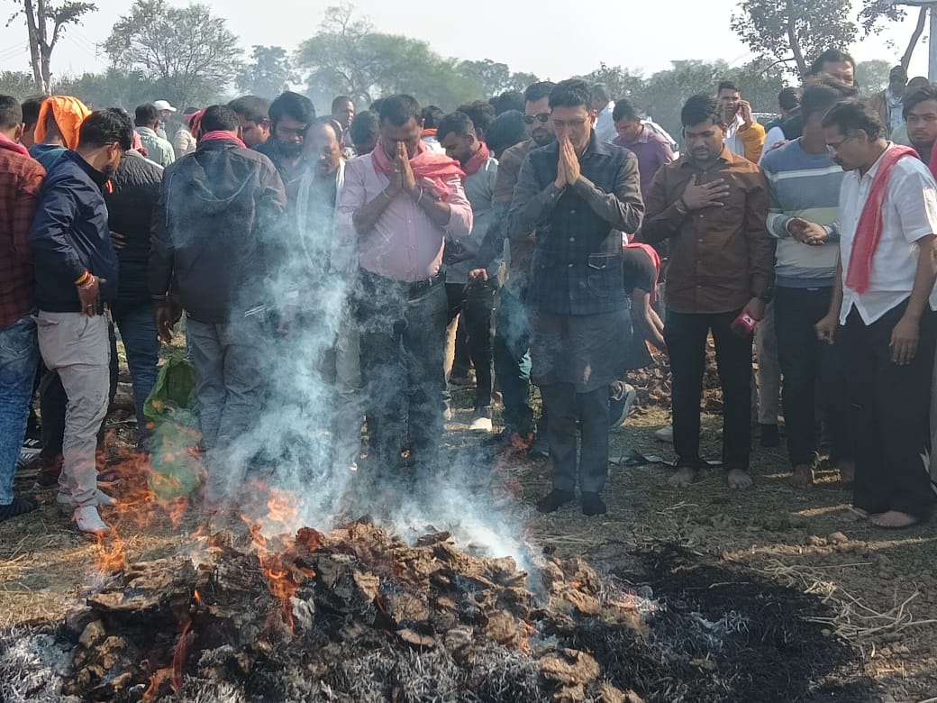 भाजपा नेता आलोक पांडे शामिल हुए अमित बघेल की माताजी की अंत्येष्टि में