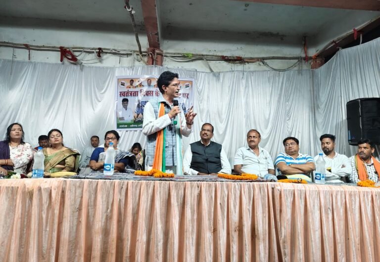 कांकेर म “एक सांझ सहीद मन के नाव” छत्तीसगढ़ी देशभक्ति आर्केस्ट्रा के बड़का आयोजन   जर्नलिस्ट यूनियन अउ रुद्र सेना के तत्वाधान म देशभक्ति गाना ले गूंजीस मैदान