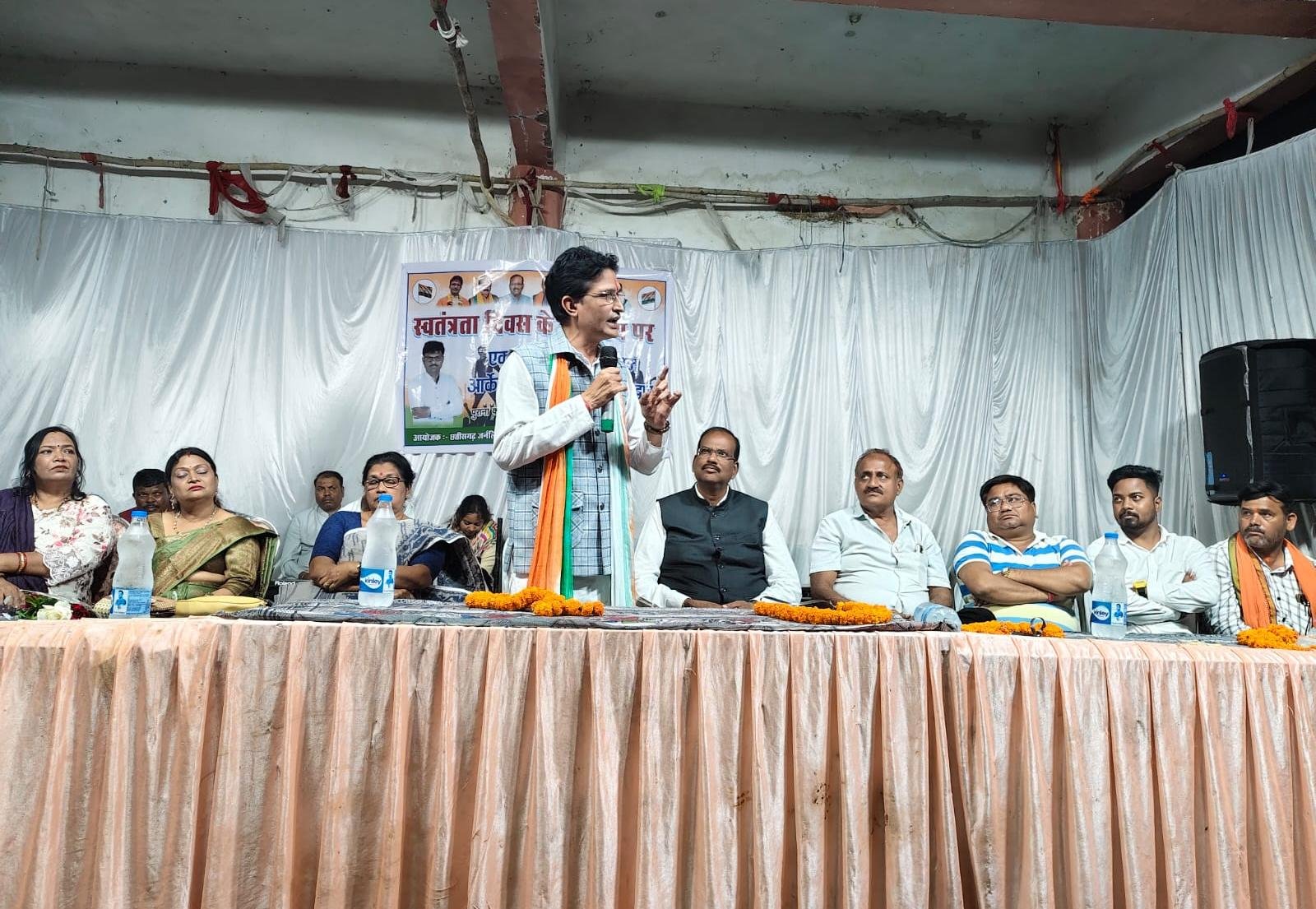 कांकेर म “एक सांझ सहीद मन के नाव” छत्तीसगढ़ी देशभक्ति आर्केस्ट्रा के बड़का आयोजन   जर्नलिस्ट यूनियन अउ रुद्र सेना के तत्वाधान म देशभक्ति गाना ले गूंजीस मैदान